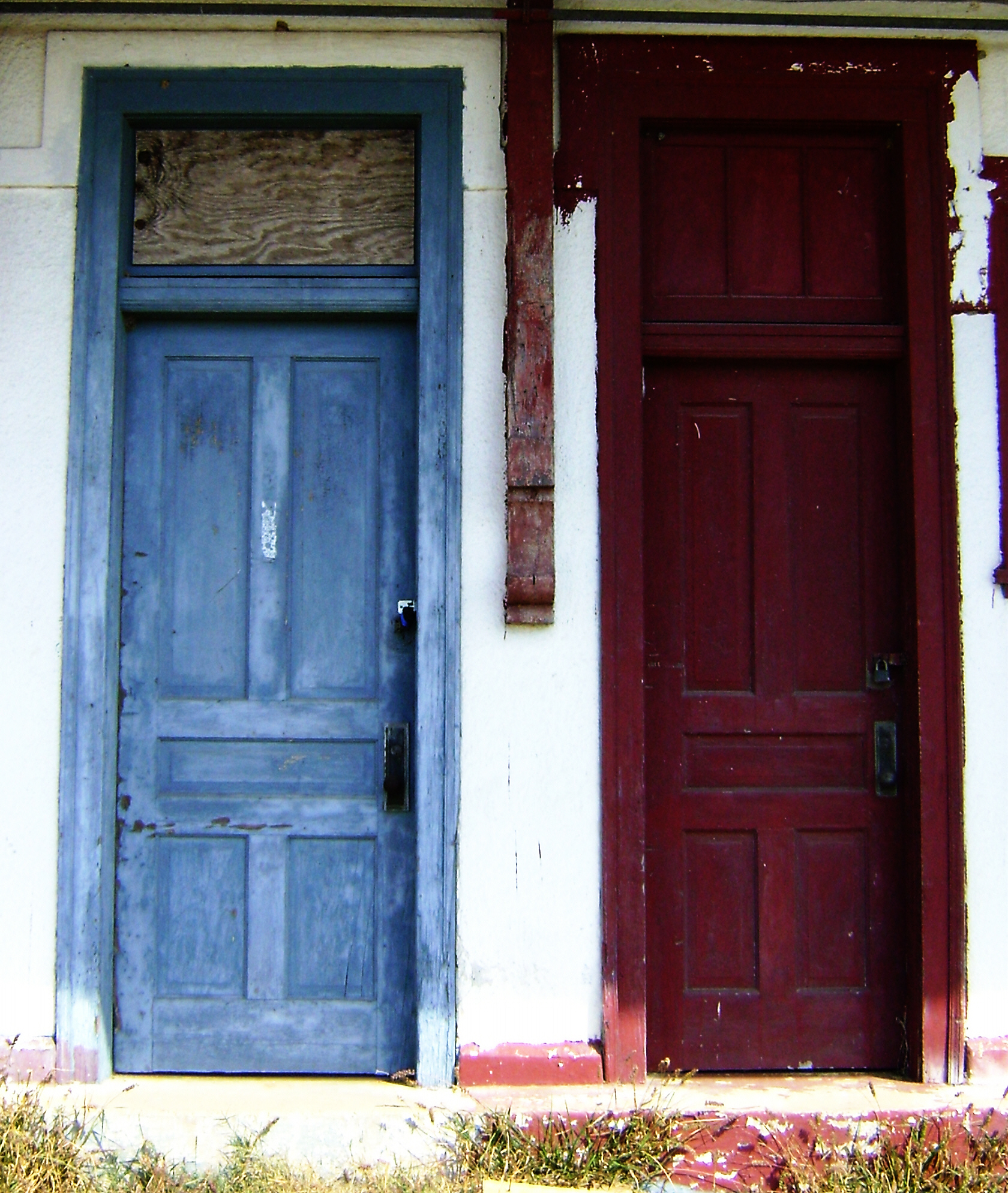 there is a blue and red door on the side of a building