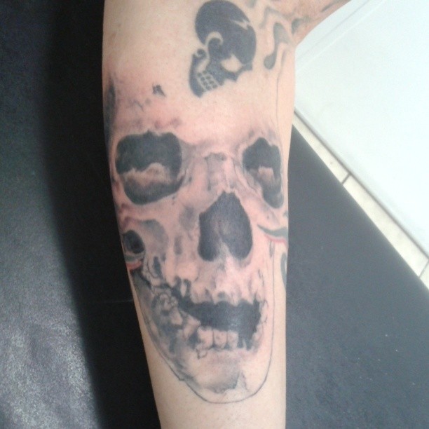 a skull tattoo on the leg