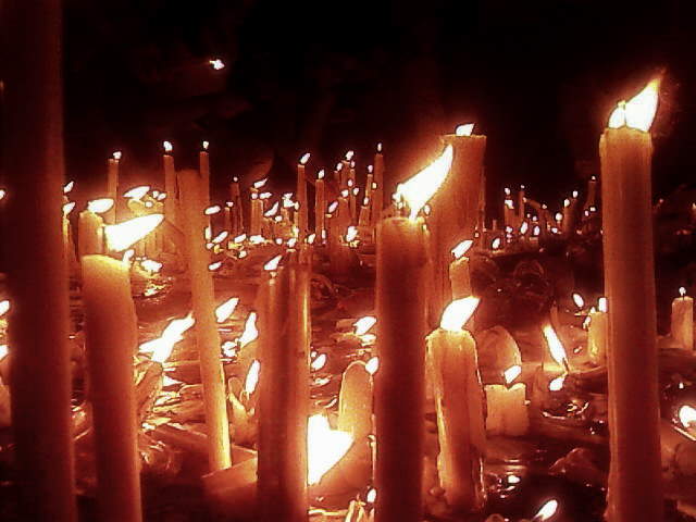 several rows of candles are arranged with each other