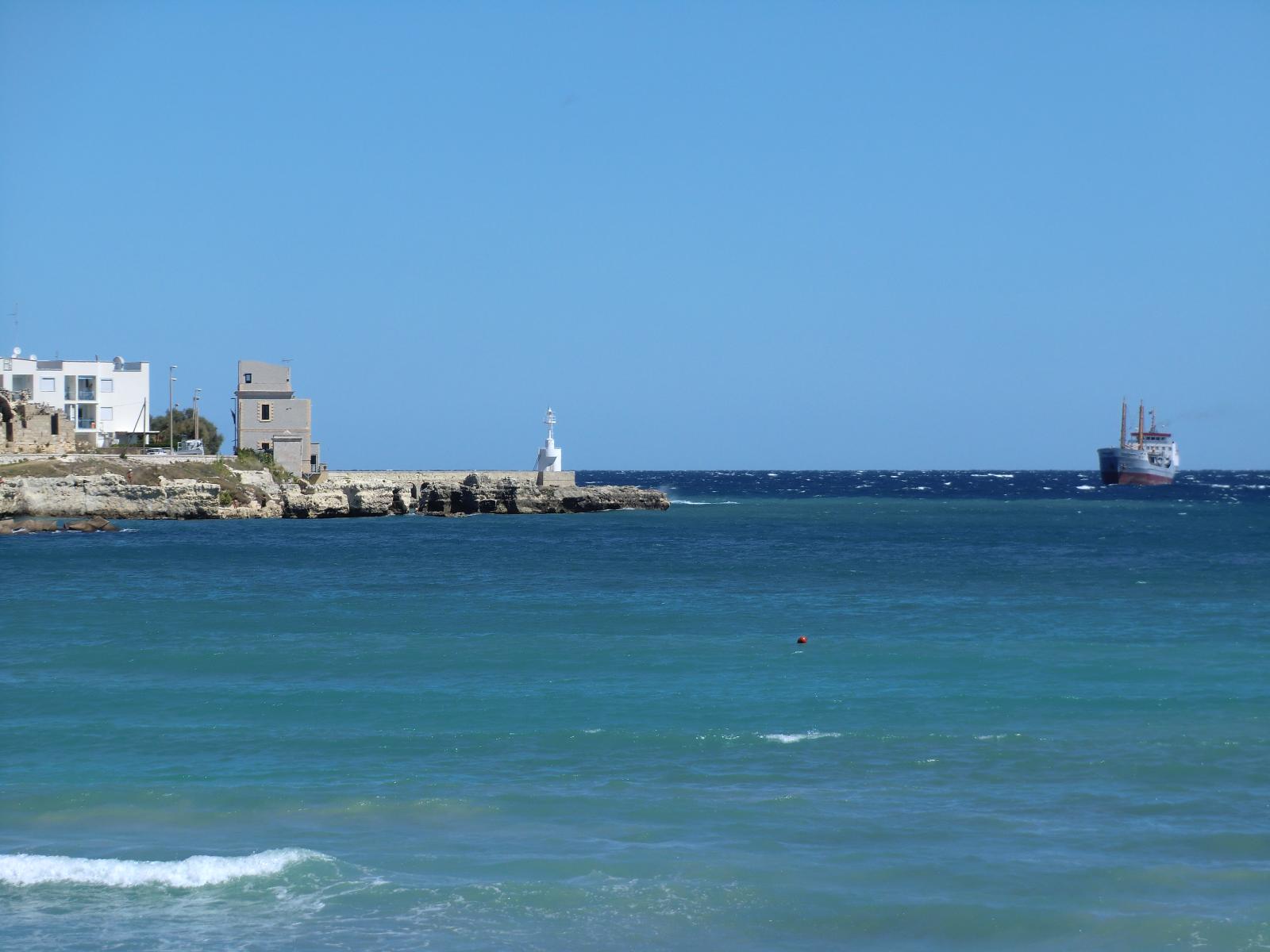 the ocean and houses are next to each other