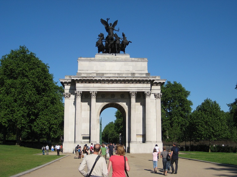 the people walk in front of the arc triumph