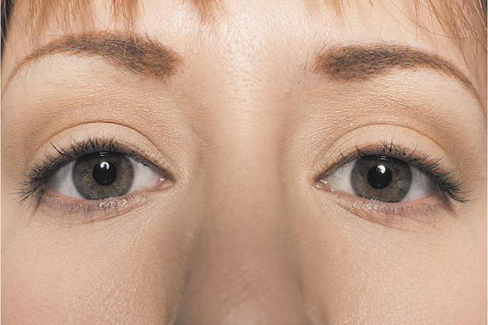 the eyes of a woman wearing contactless contact