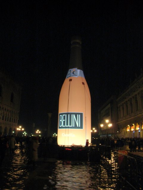 a building with a light up sign that reads bellini