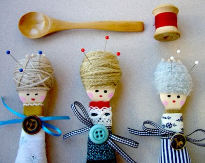 three little dolls made out of fabric and wooden pins