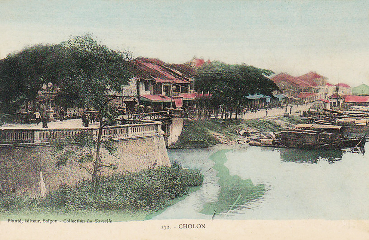 a boat is traveling on the river next to a town