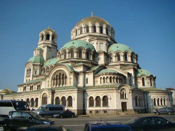 a very large church with two towers and dome