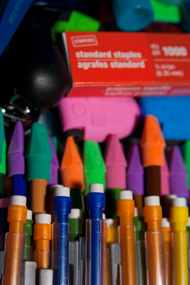 many different color crayons are grouped together