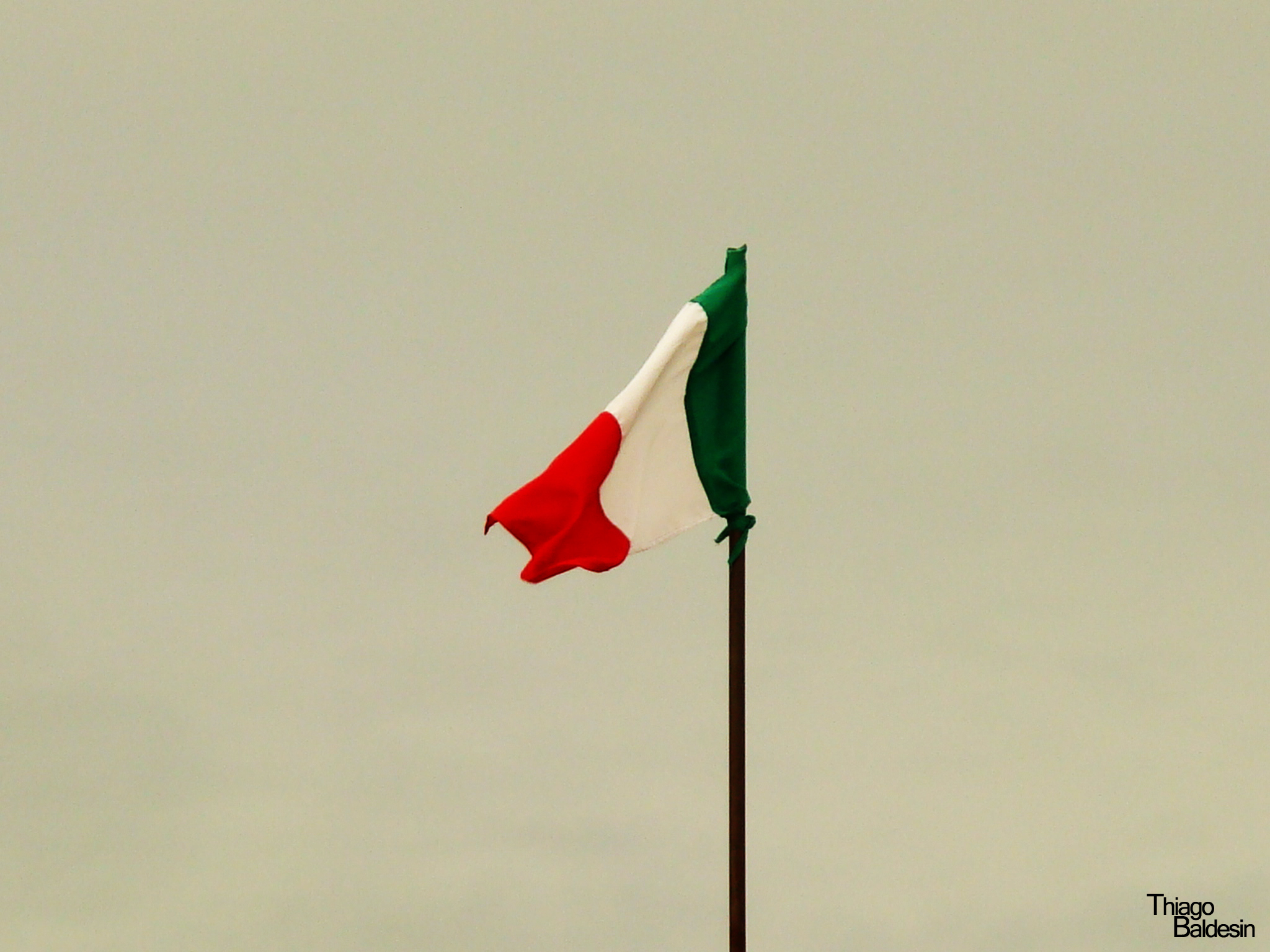 a very large flag with the colors of the italian flag