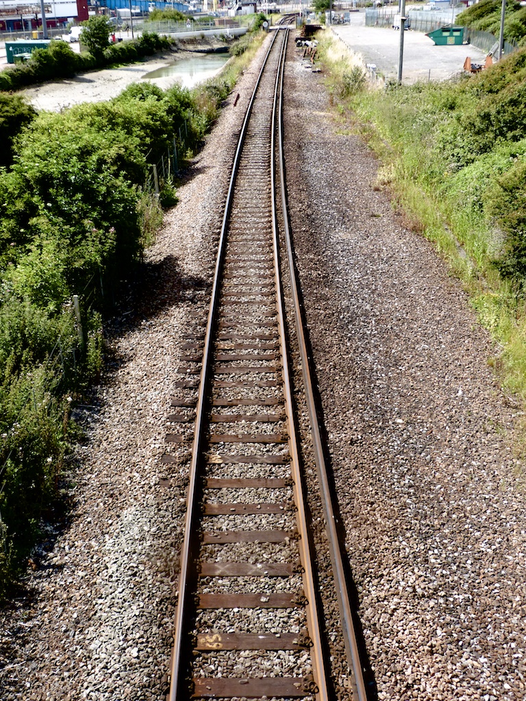 an image of a long set of train tracks