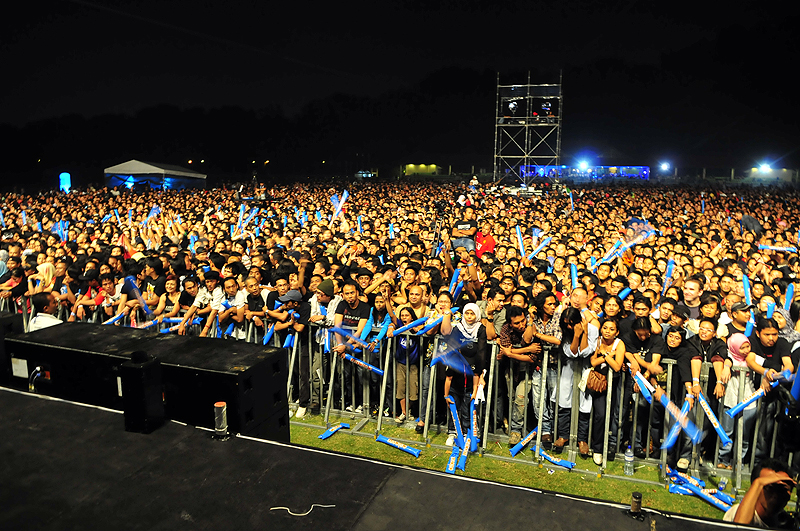 a large crowd of people at an outdoor concert