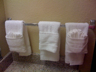 towels are on the rack in a el bathroom