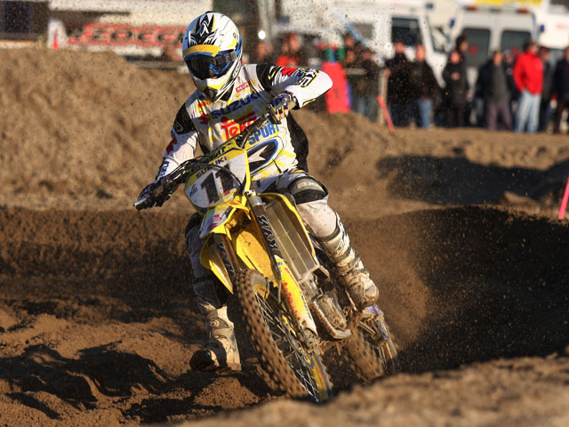 the man is riding his dirt bike during a race