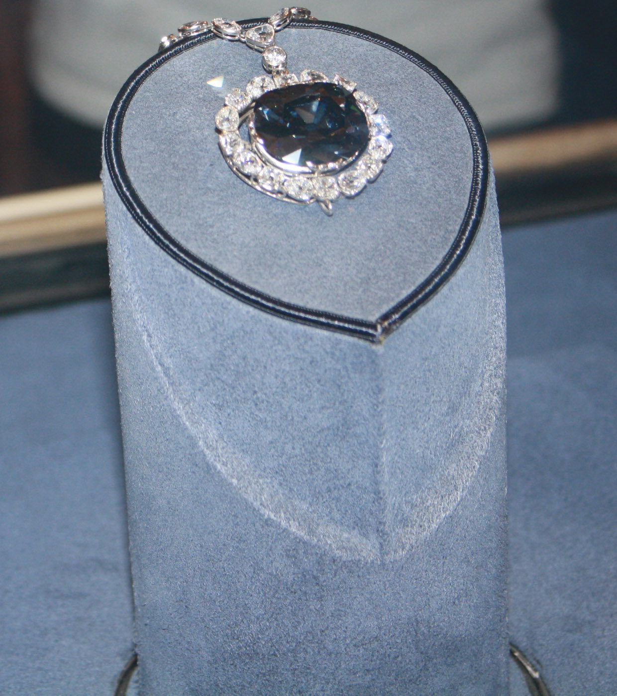 this diamond and sapphire necklace is on display