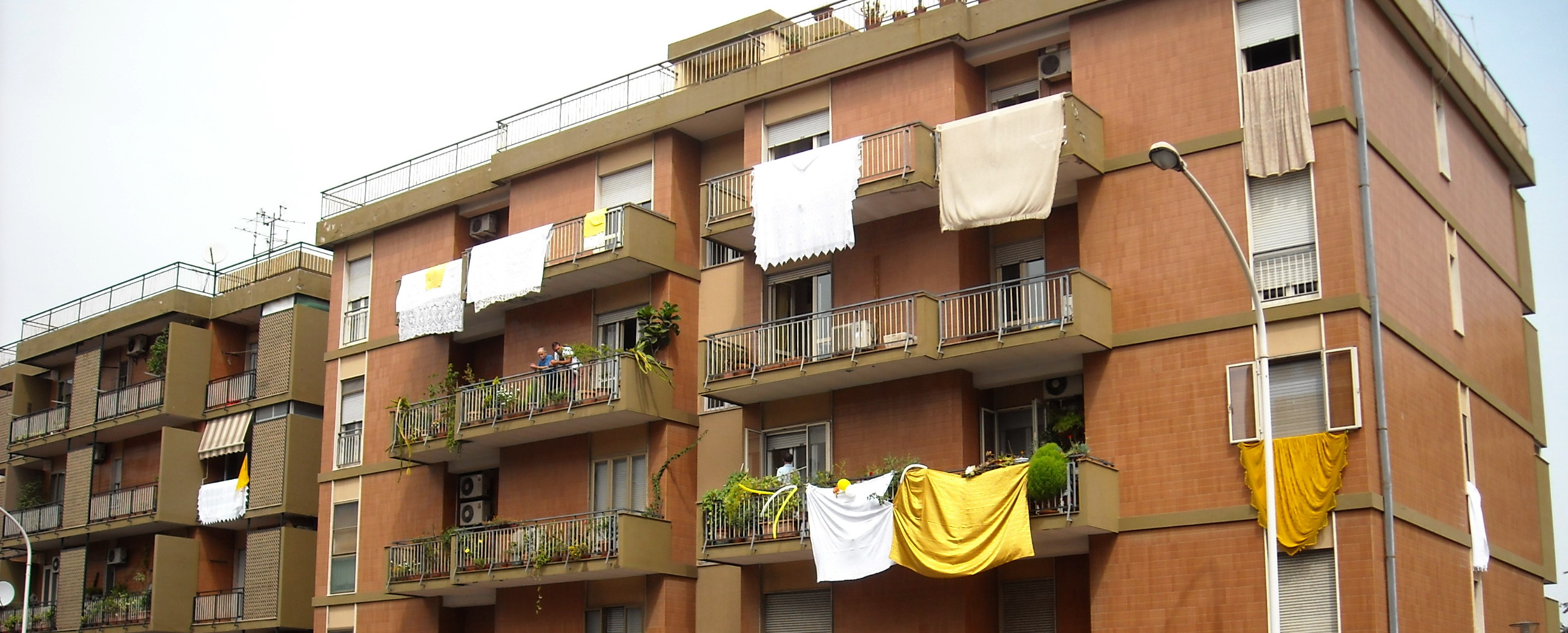 several small houses with colorful clothes hanging from their balconies