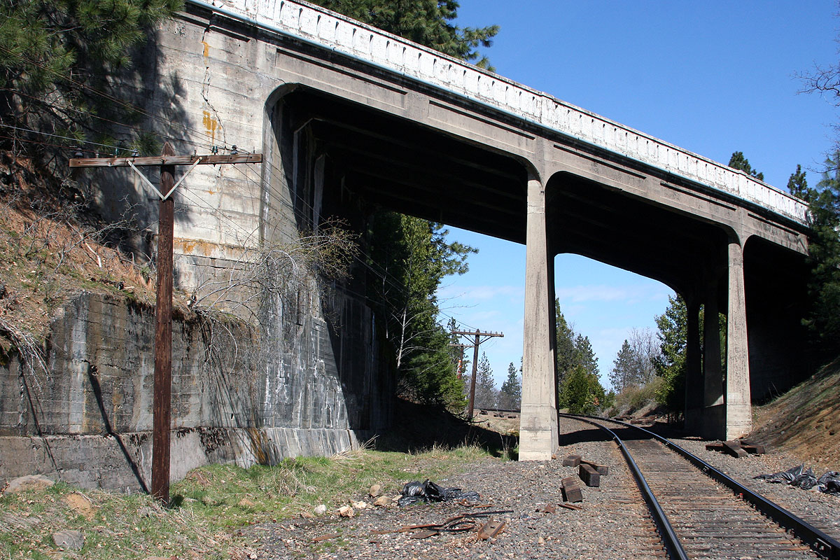 this is an old abandoned train track under a bridge