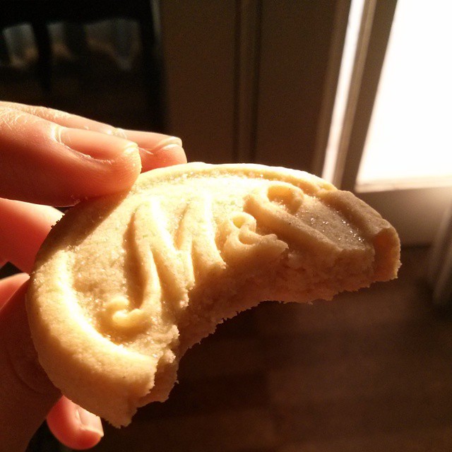 a small cookie with a er out of it