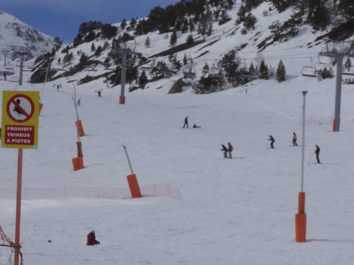 many skiers are skiing in a ski slope