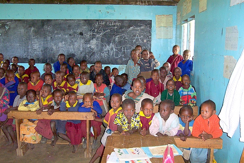 this is a large group of children in a classroom