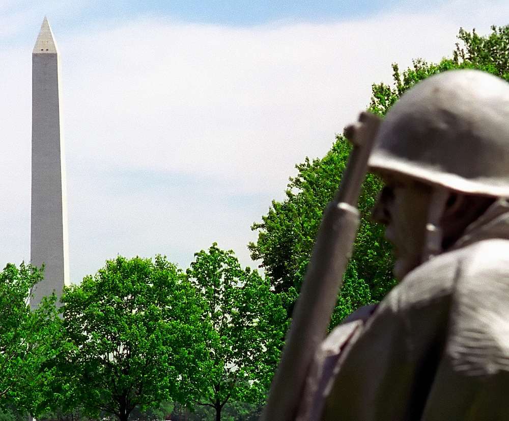 a statue in front of the washington monument