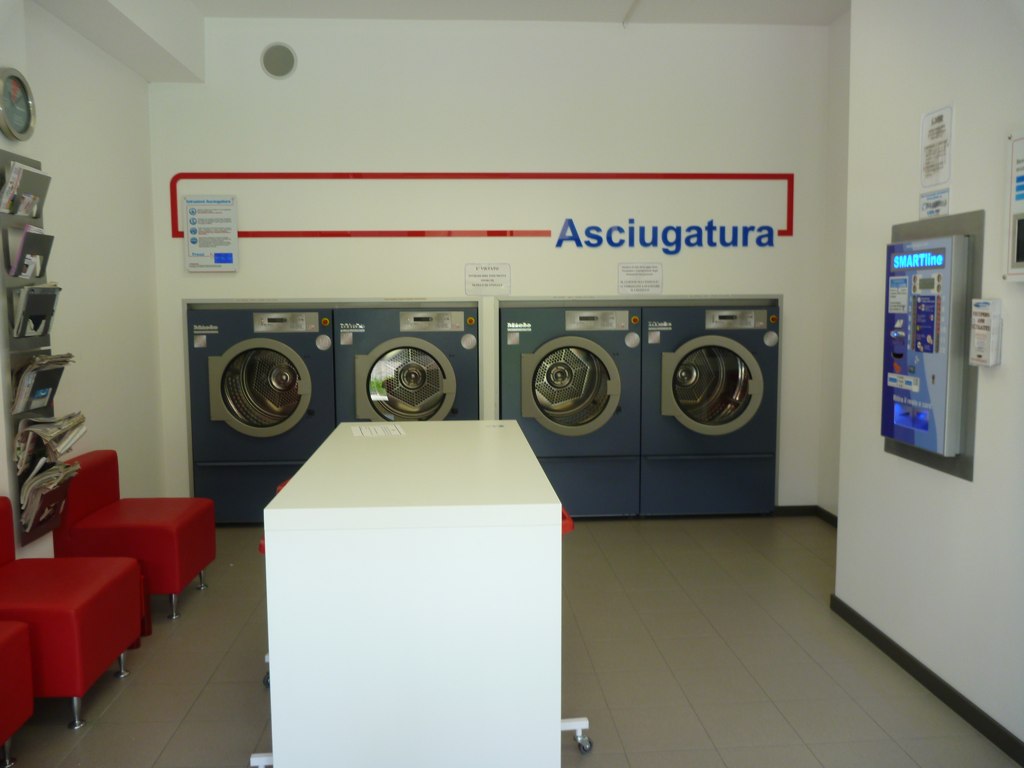 washers are lined up in the room beside each other