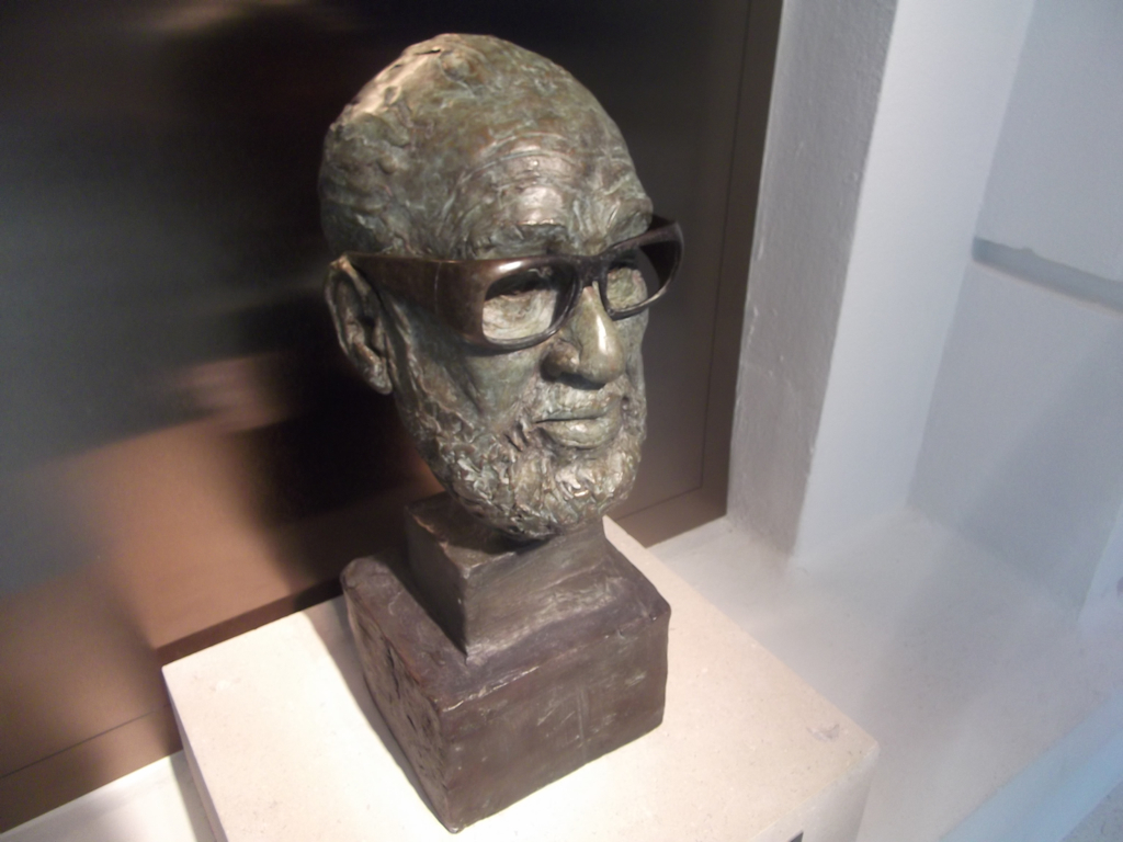 a sculpture of an older man's head with glasses