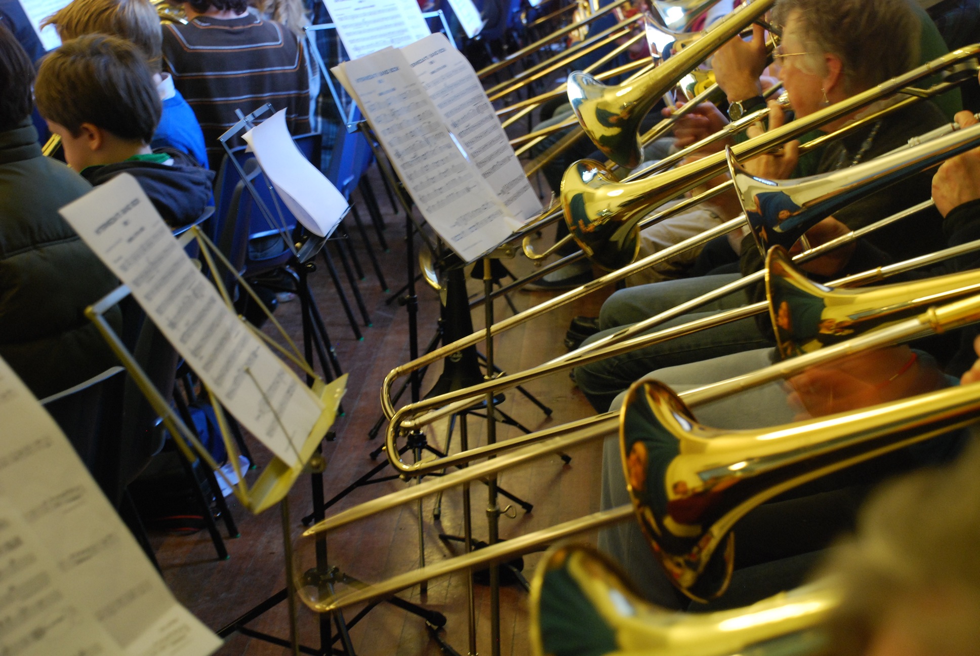 many ss instruments lined up near each other