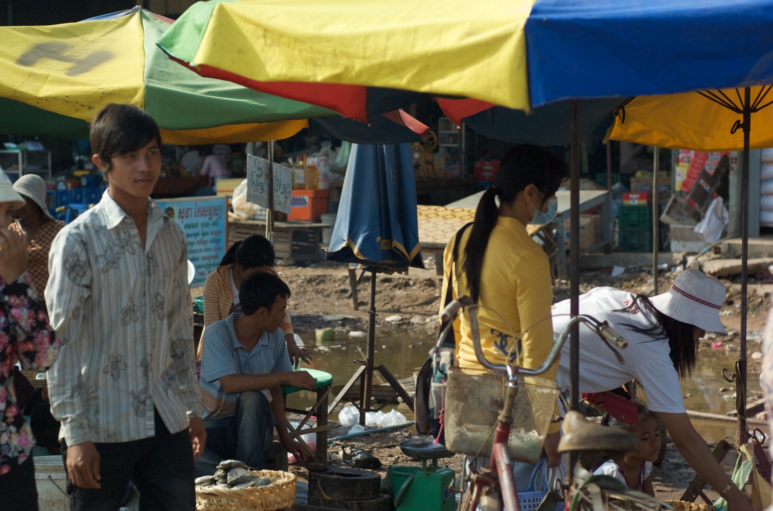 an oriental market with people buying and selling items