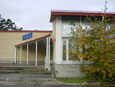 the sign on the building indicates the entrance to the business