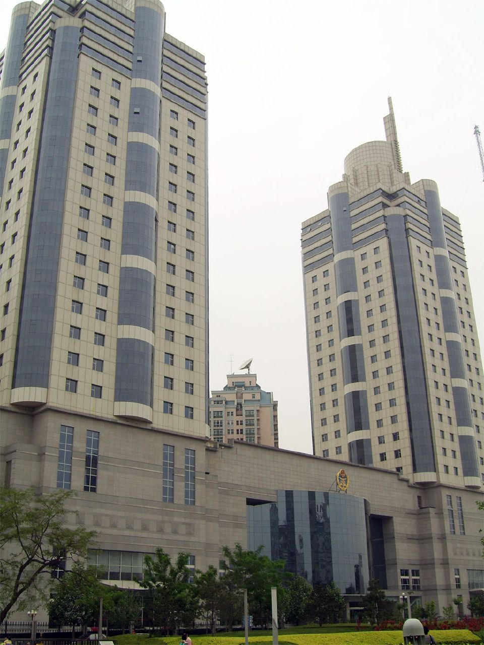 a large building sits in the middle of two buildings