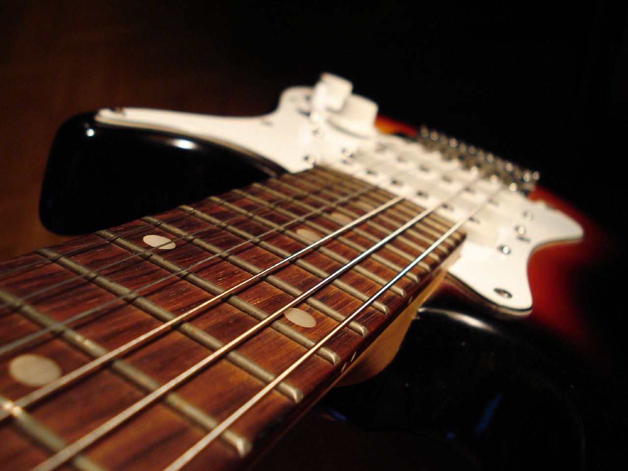 the neck of a bass guitar is shown with the frets