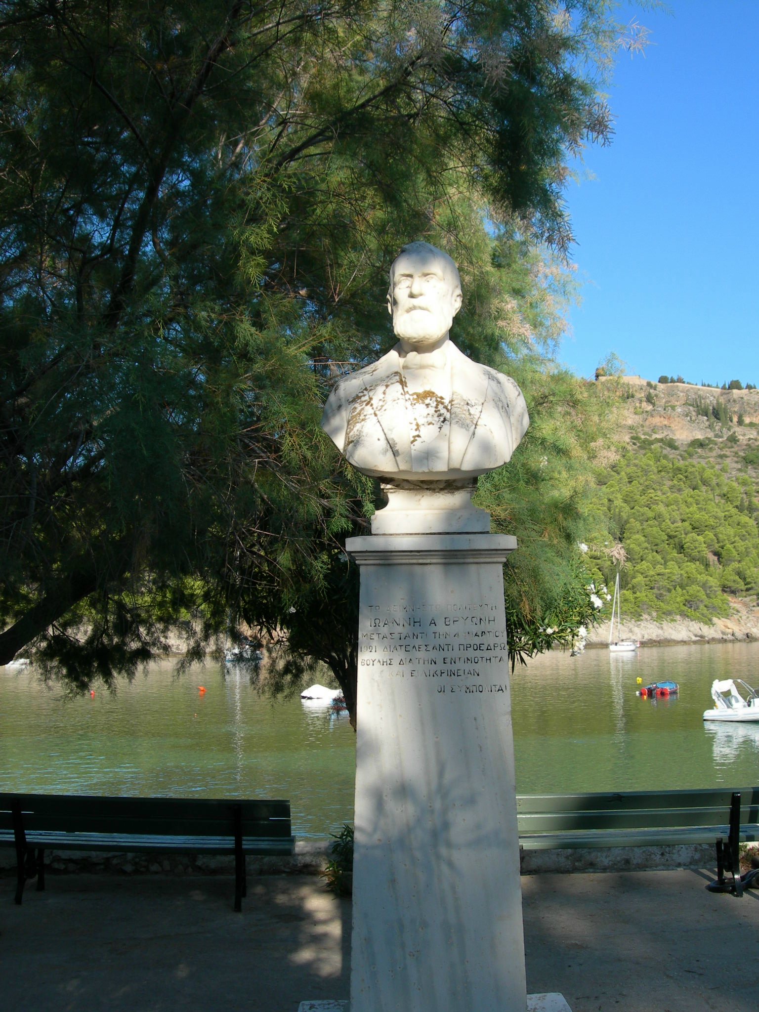 the memorial statue of aham lincoln overlooking the lake in the mountains