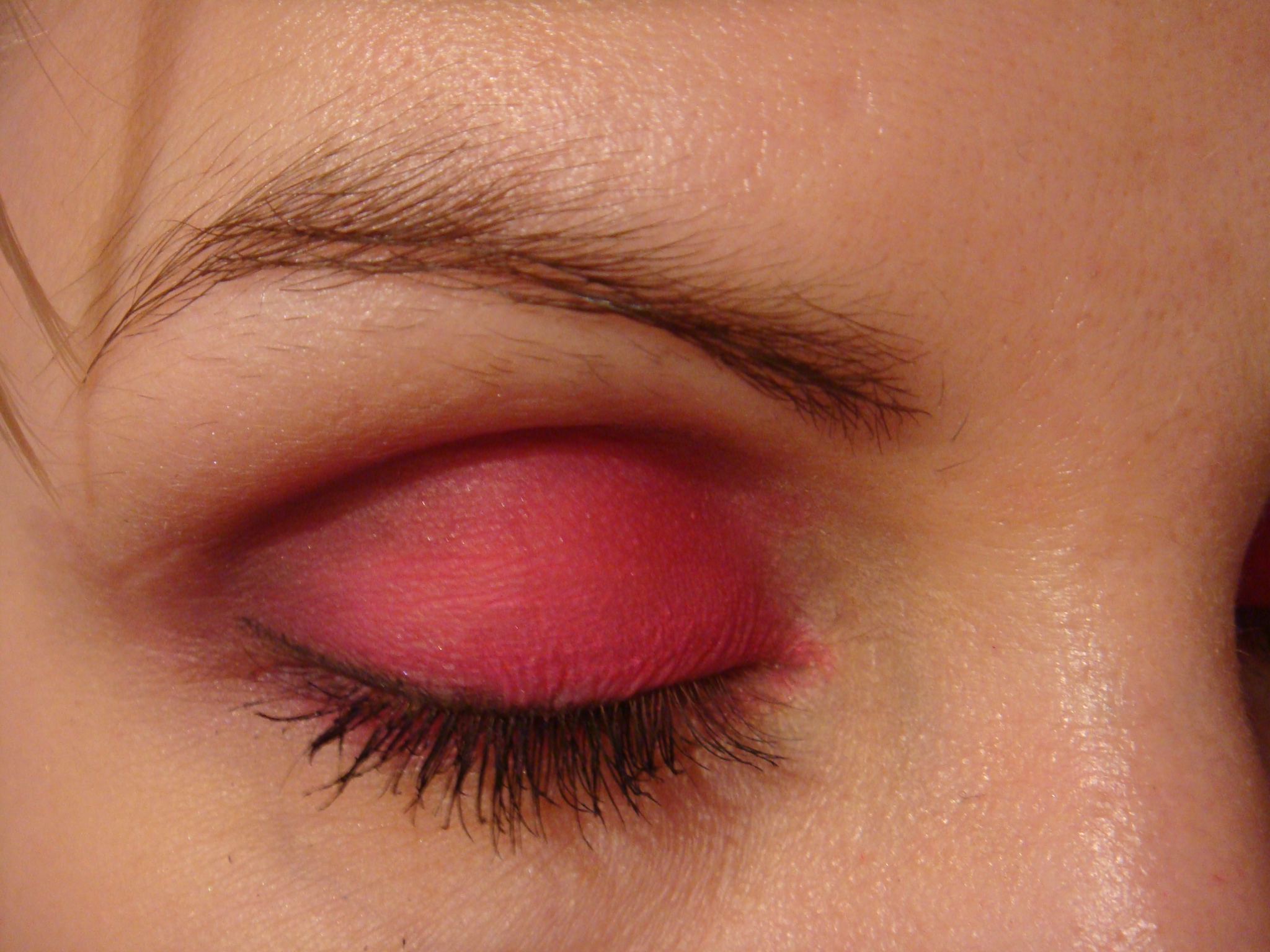 a closeup po of a pink eye makeup