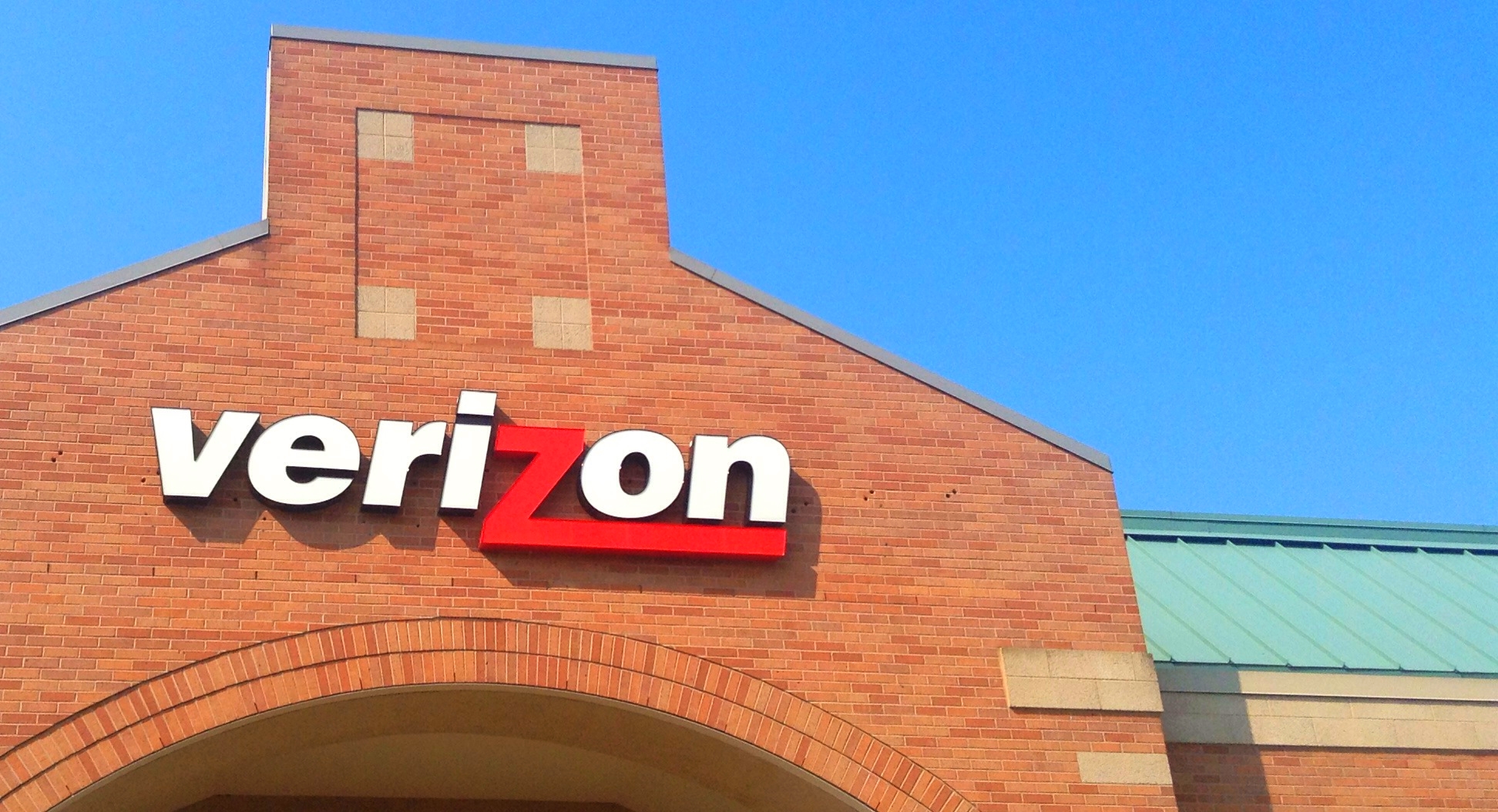 a verizon store front sign on the side of a building