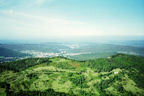 a scenic, grassy area near the edge of a mountain