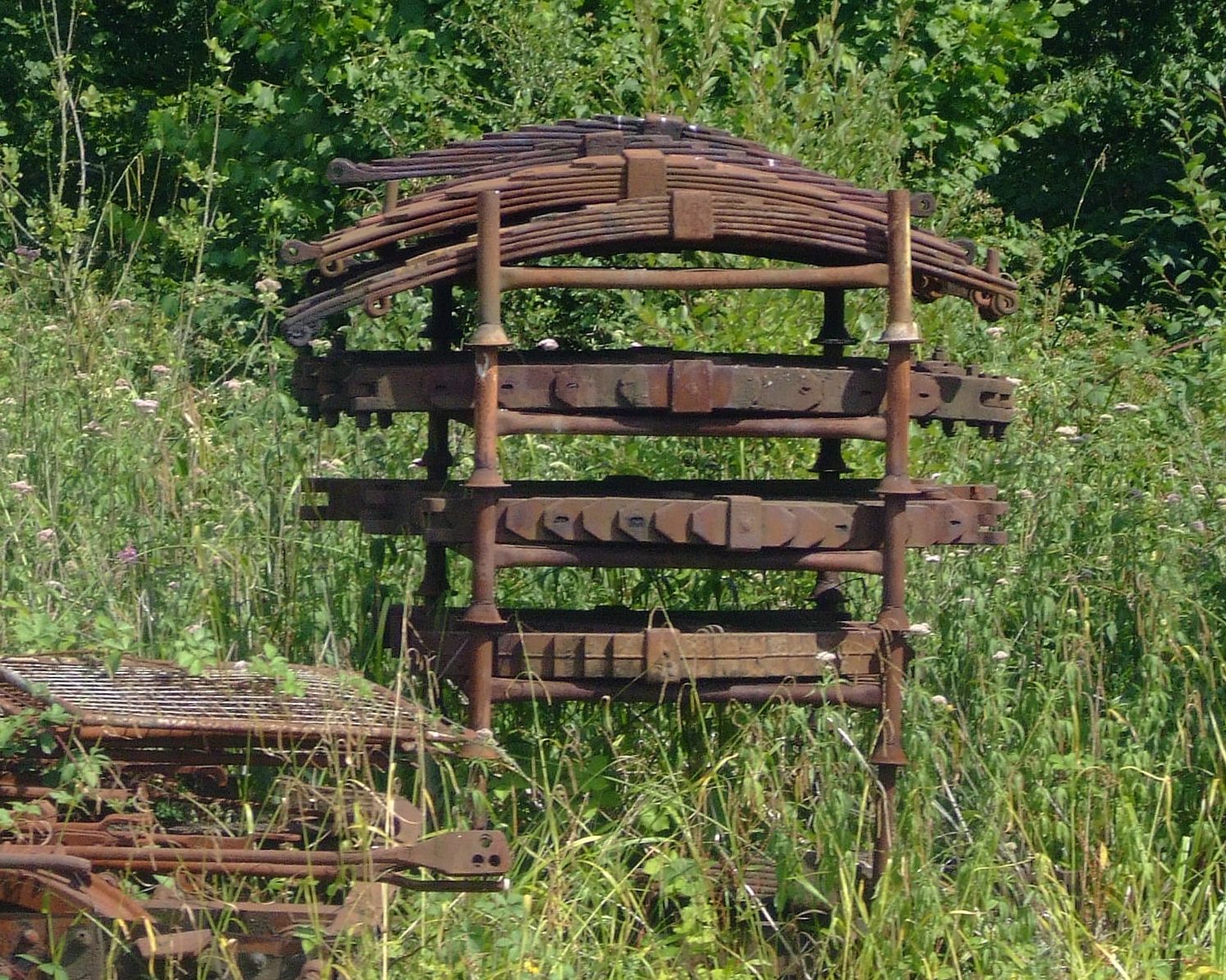 there are many old wood structures in the grass