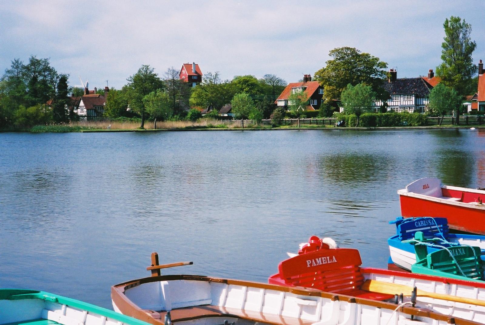 there are some small boats docked in the water