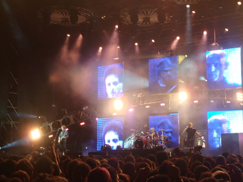 concert lights show up behind screen with picture of skull