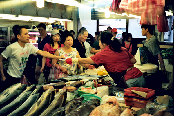 the people are looking for fresh fish at the fish market