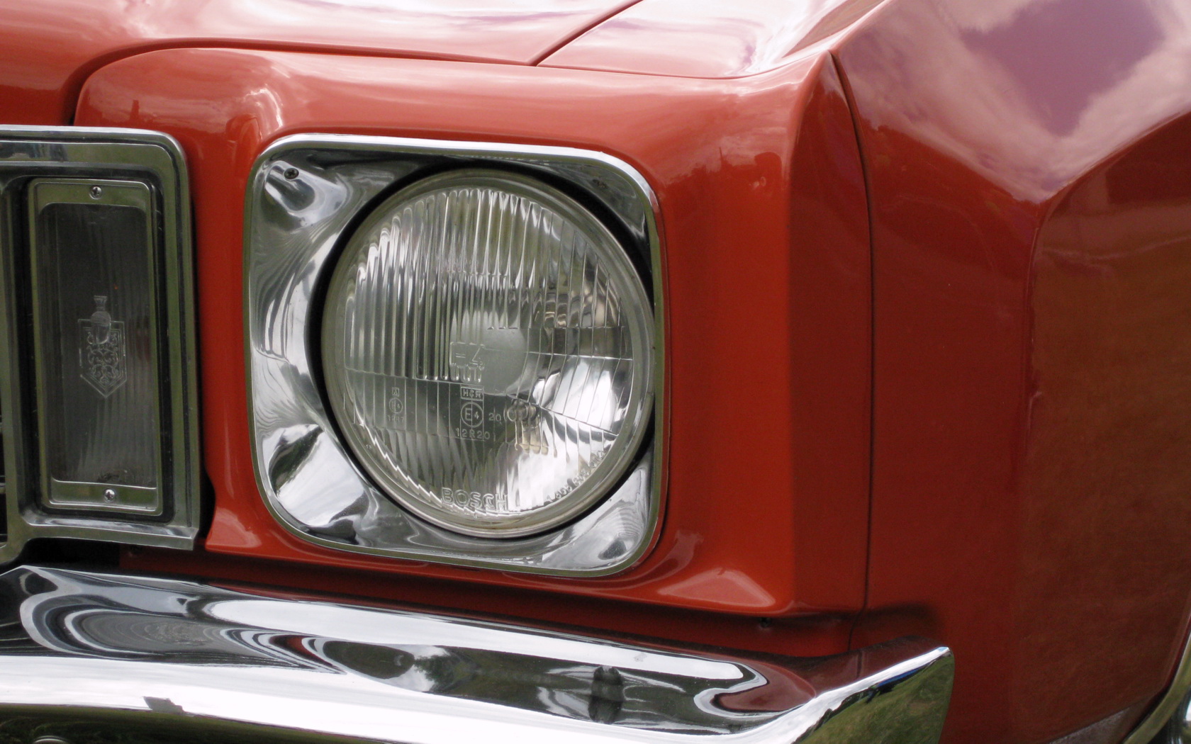 the front light of an old red classic car