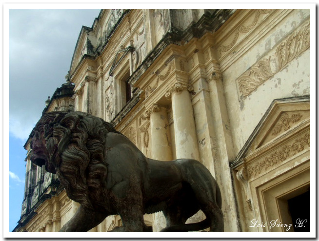 a lion statue in front of an ornate building