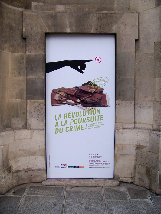 a sign posted to the side of a building that says revolution a la poursuite du crime