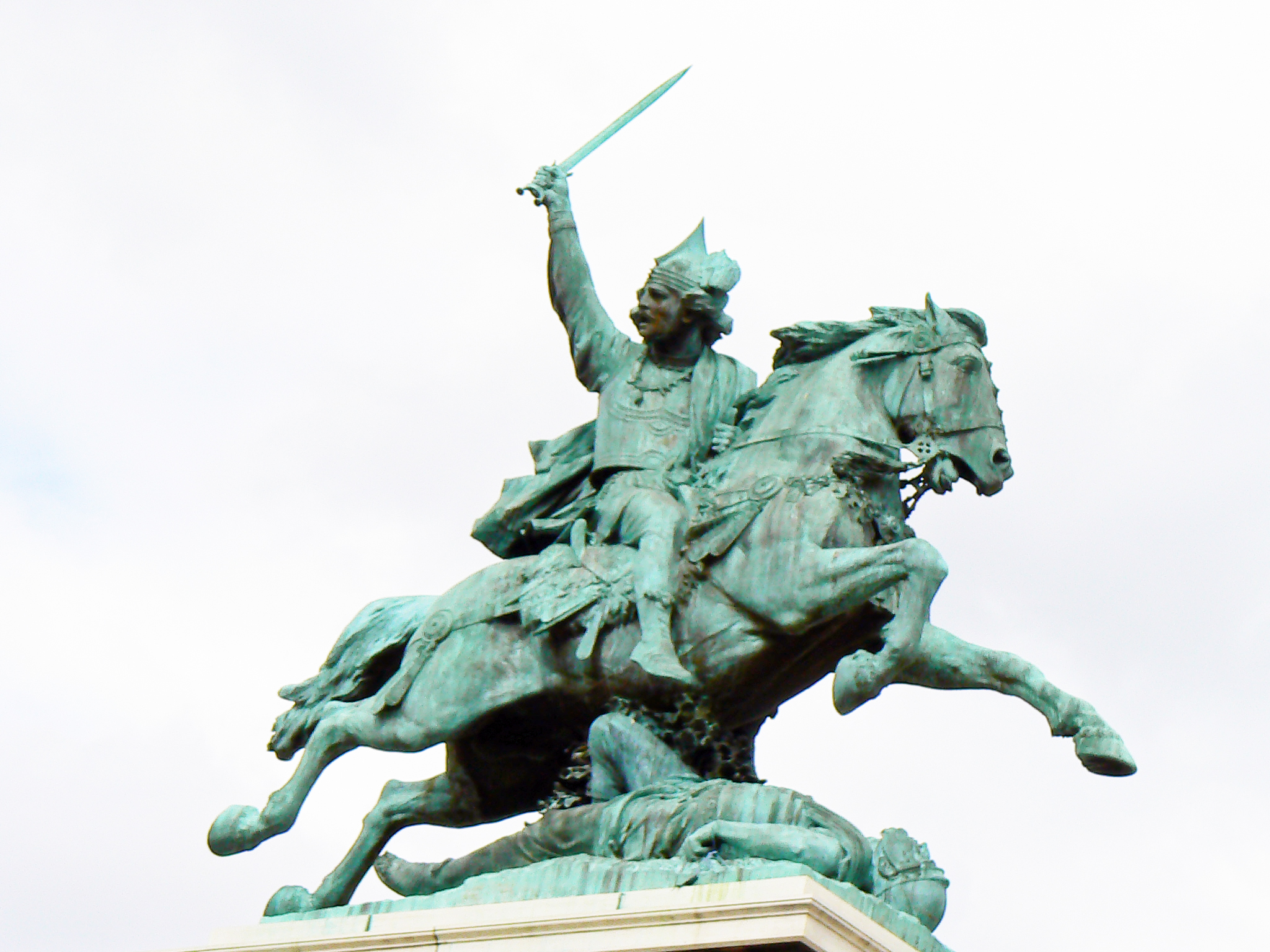 the statue is holding a sword as it stands on a horse