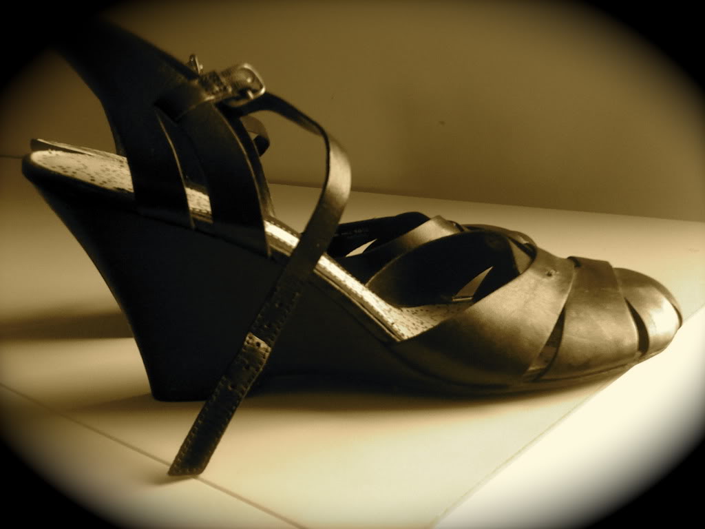 a pair of women's shoes on the floor with the shoe