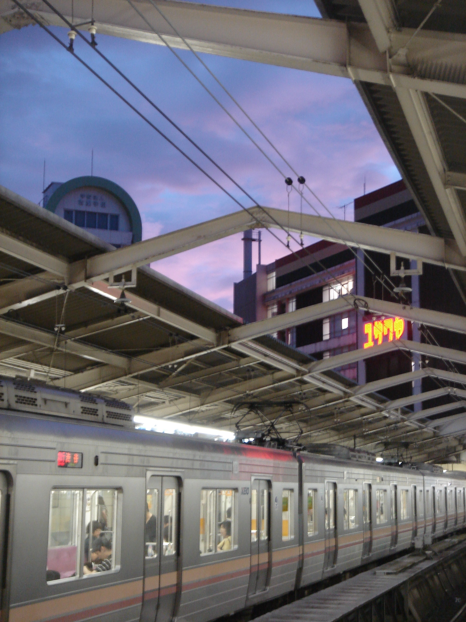 a train stopped at a station with a sky background