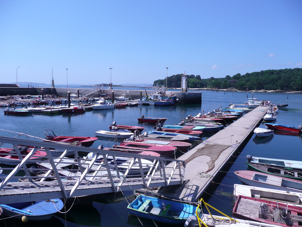 there are several boats that can be rented at the boathouse