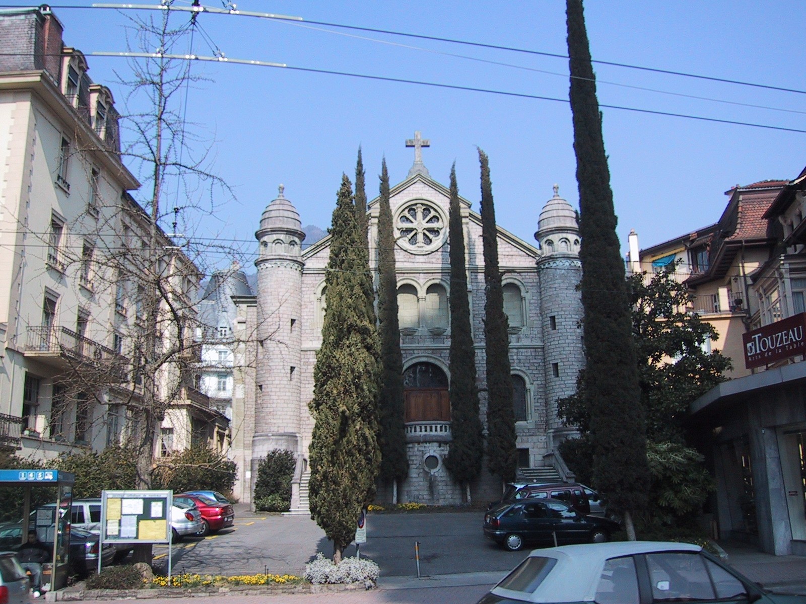 an image of an old church in the city