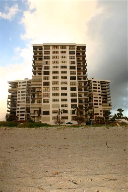 a couple of apartment buildings are on the side of the beach