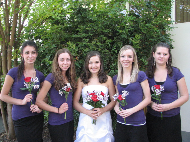 the bride and her eight maids pose for a pograph in their dresses