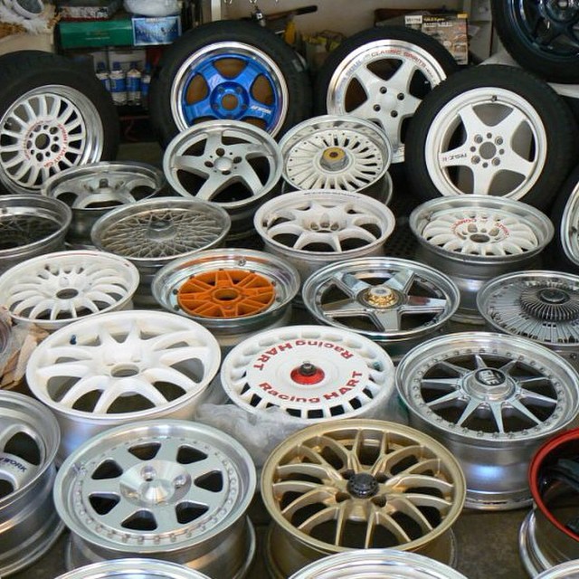 many wheels are sitting next to each other