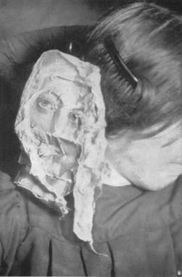 an old po of an woman using a wire for her hair